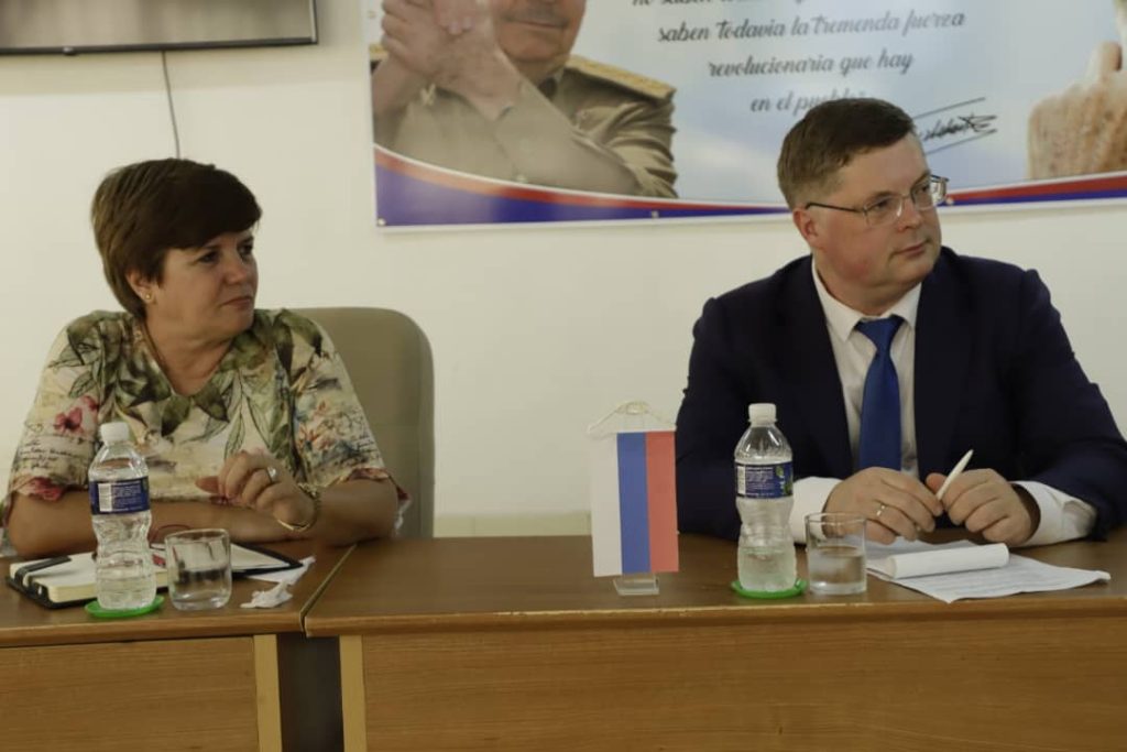 A la izquierda Julia Iliana Durruthy Molina Vicecoordinadora Nacional de los CDR y a la derecha Nikita Sergeevich Anisimov Vicepresidente Primero de la Comisión de Soberanía, Proyectos Patrióticos y Apoyo a los Veteranos de la Cámara Cívica de la Federación de Rusia.