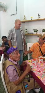 Gerardo Hernández Nordelo Coordinador Nacional de los CDR intercambia con ancianos de SAF de la Habana Vieja.