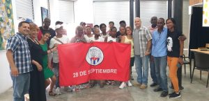 Gerardo Hernández Nordelo Coordinador Nacional de los CDR abandera un Destacamento Voluntario de Sangre integrado por jóvenes del PDL "La Moneda Cubana"
